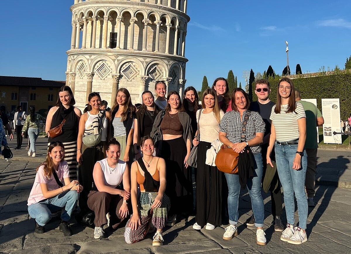 Studierende im Tourismus auf Studienfahrt in Pisa