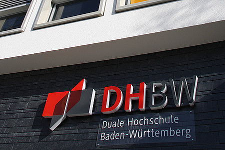 DHBW Logo am Hauptgebäude