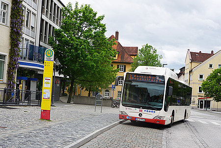 Ein Bus fährt die Bushaltestelle am Marienplatz an