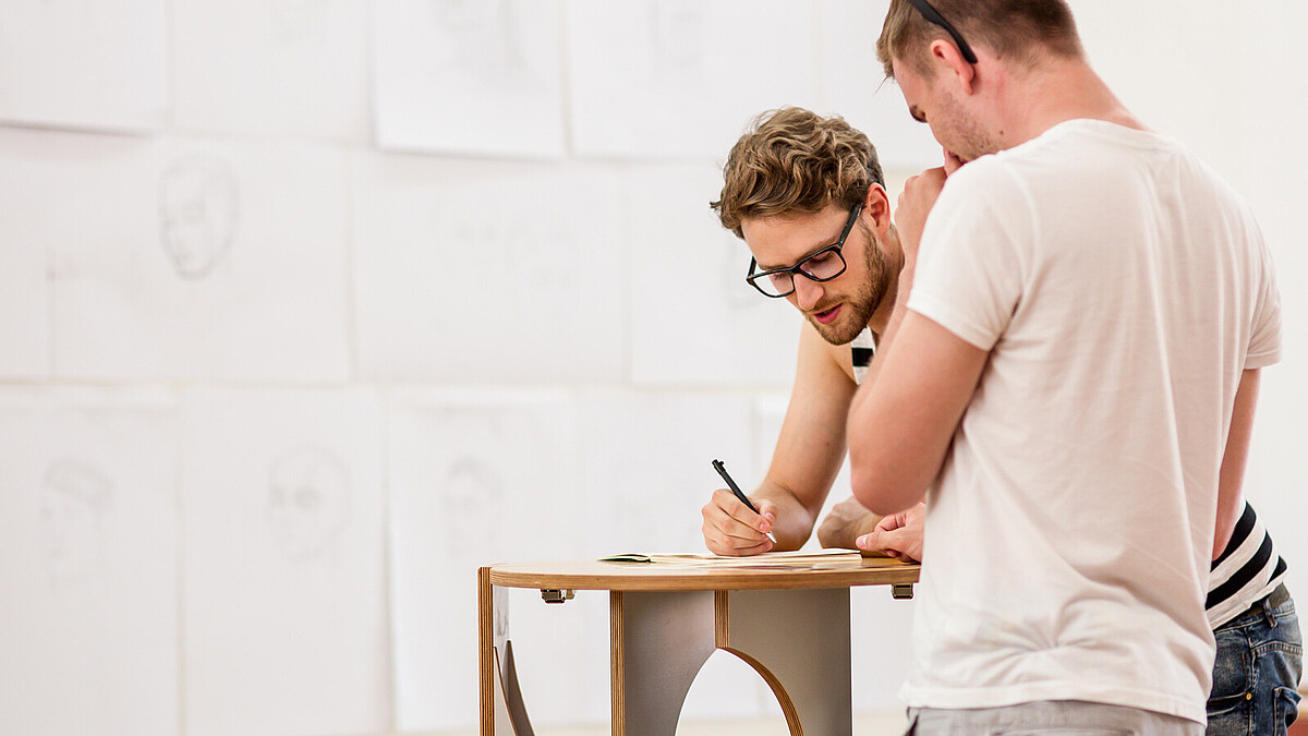 Studierende im dualen Studium Mediendesign bei der Teamarbeit