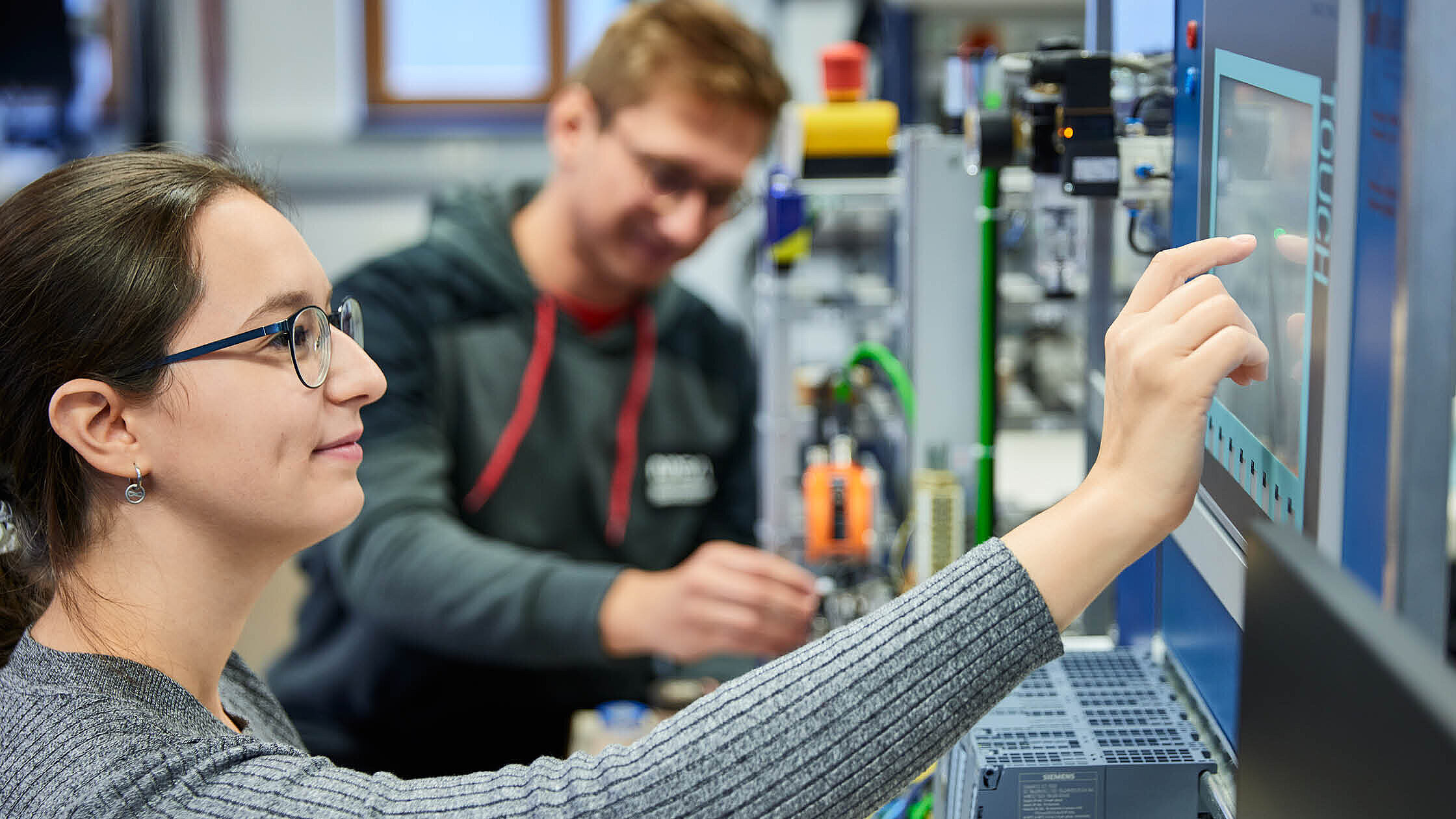 Elektrotechnik Studierende bei der Arbeit im Labor