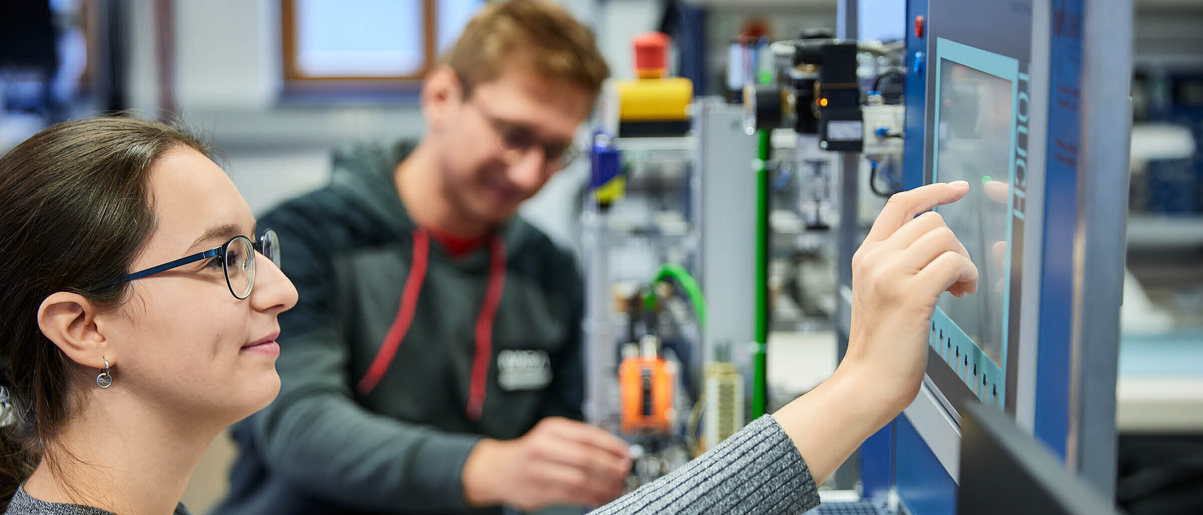 Elektrotechnik Studierende bei der Arbeit im Labor