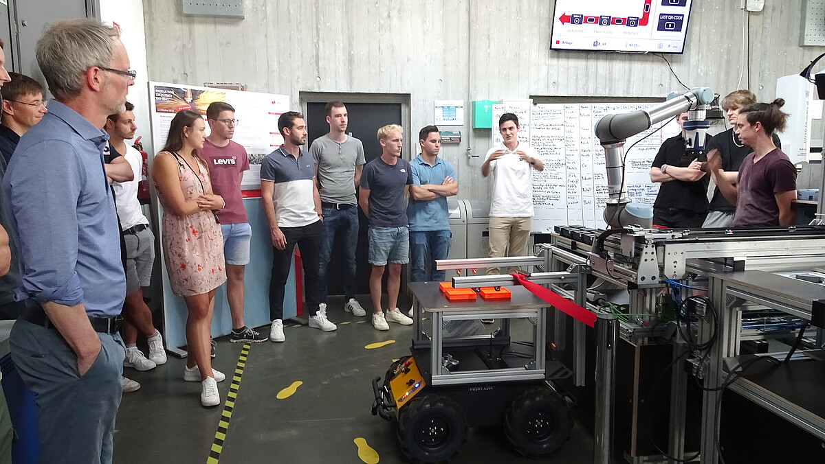 Studierende am Technikcampus Friedrichshafen bei der Zukunftsfabrik Bodensee