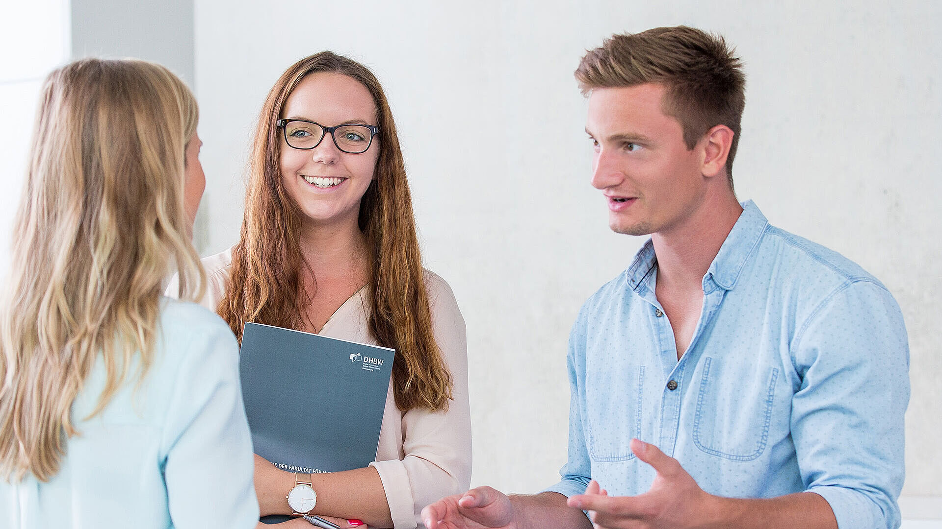 Studierende des Studiengangs BWL - Finanzdienstleistungen unterhalten sich