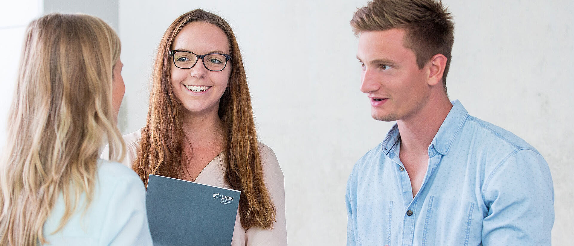 Studierende im dualen Studium Finanzen besprechen ein Thema