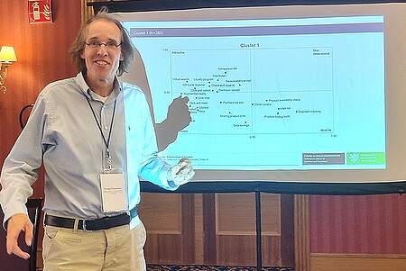 Prof. Thomas Dobbelstein bei der Präsentation von Forschungsergebnissen