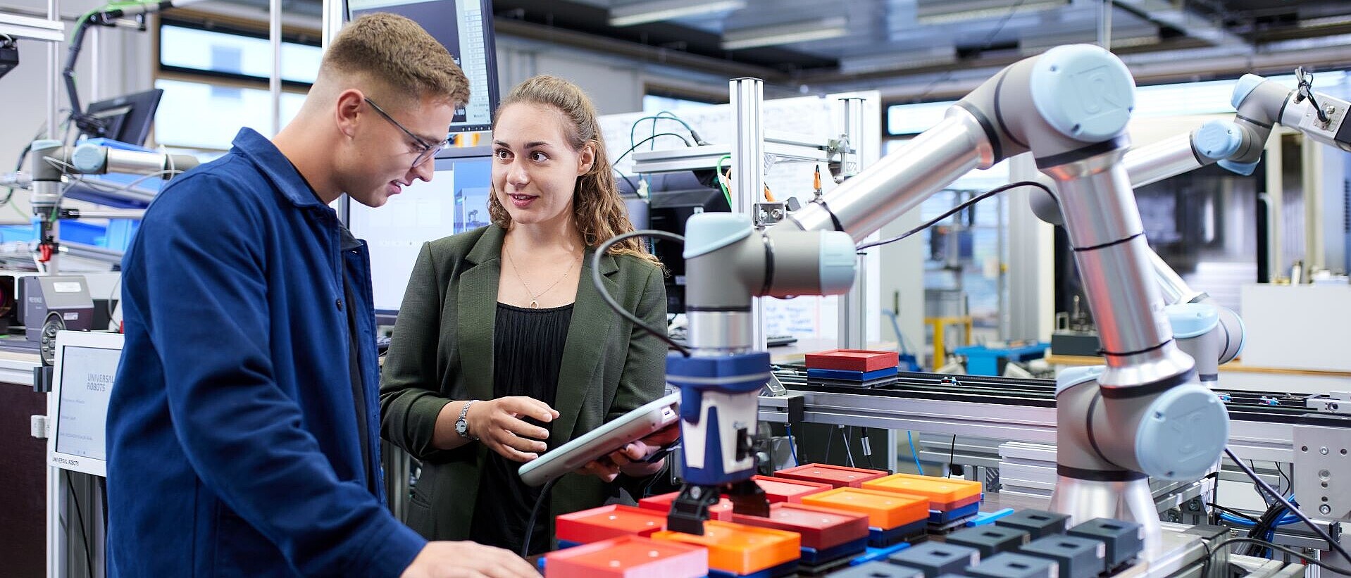 Studierende im Produktionstechnik Studium arbeiten im Labor
