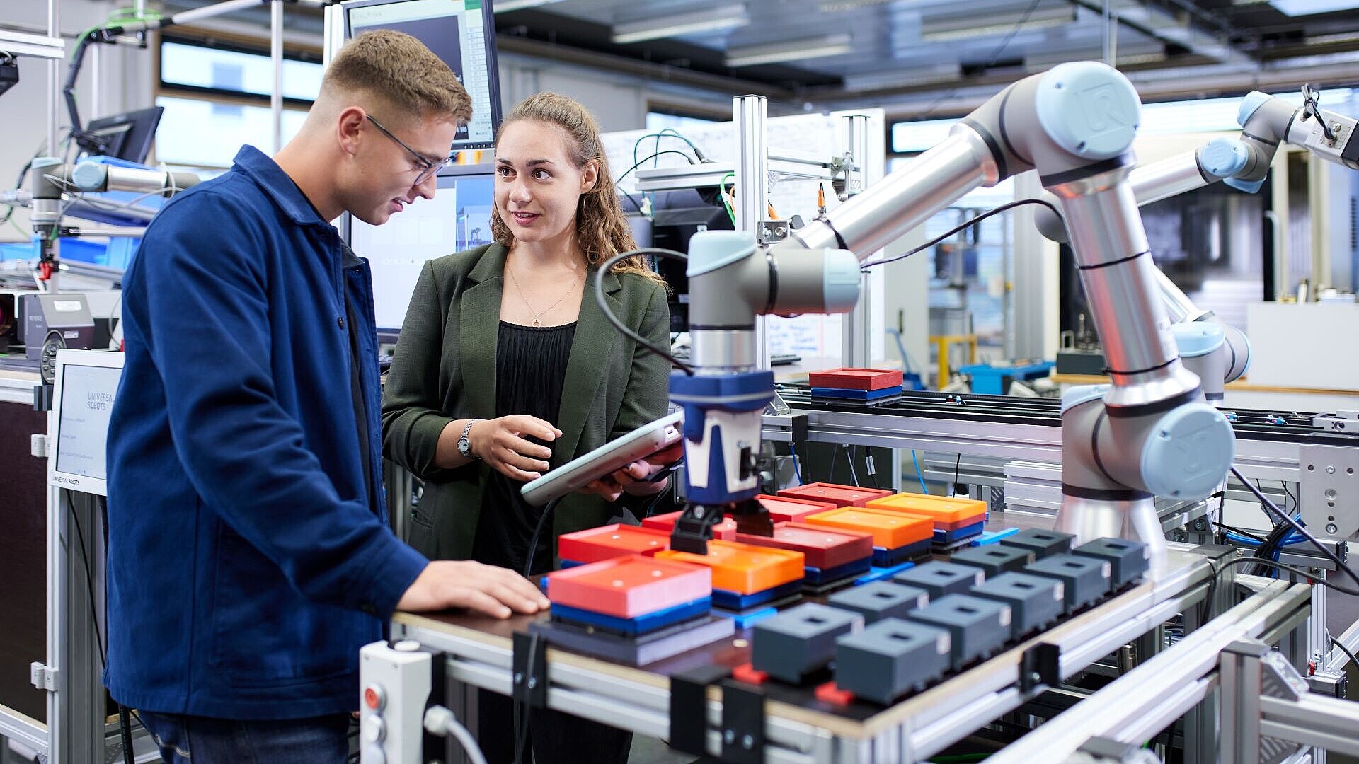 Studierende im Produktionstechnik Studium arbeiten im Labor
