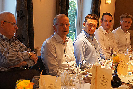 Teilnehmende am Essenstisch