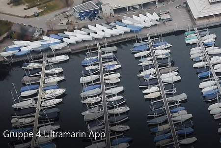 Luftaufnahme von Hafen mit Segelbooten