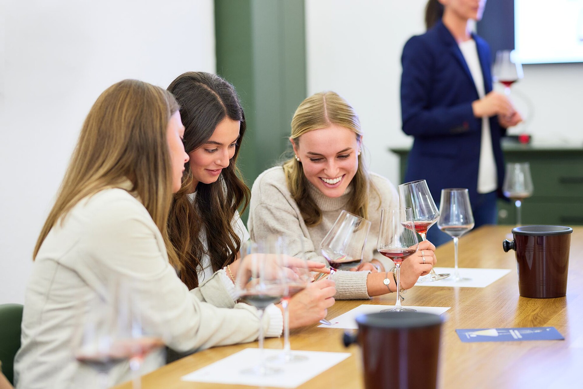 Studierende bei einem Weinseminar