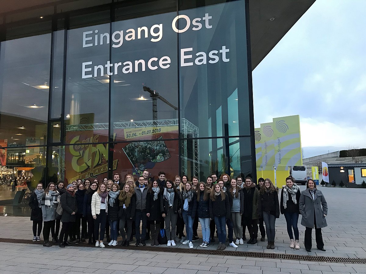 Gruppenbild Studierender vor dem Messegebäude in Stuttgart