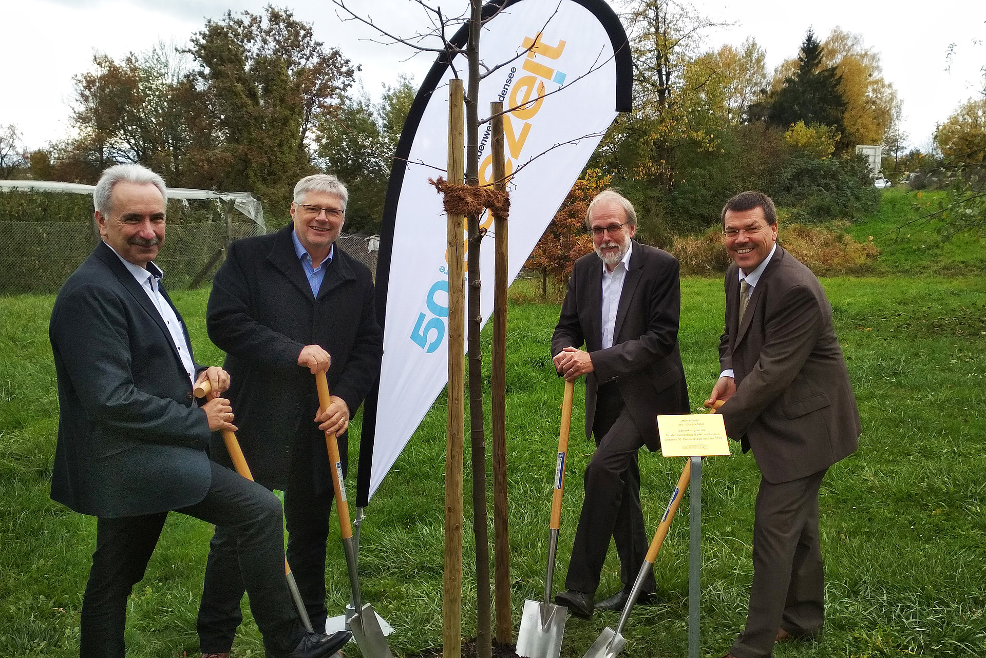 Dudek, Baumgartl, Simon und Dreher jeweils mit Schaufel neben der Linde