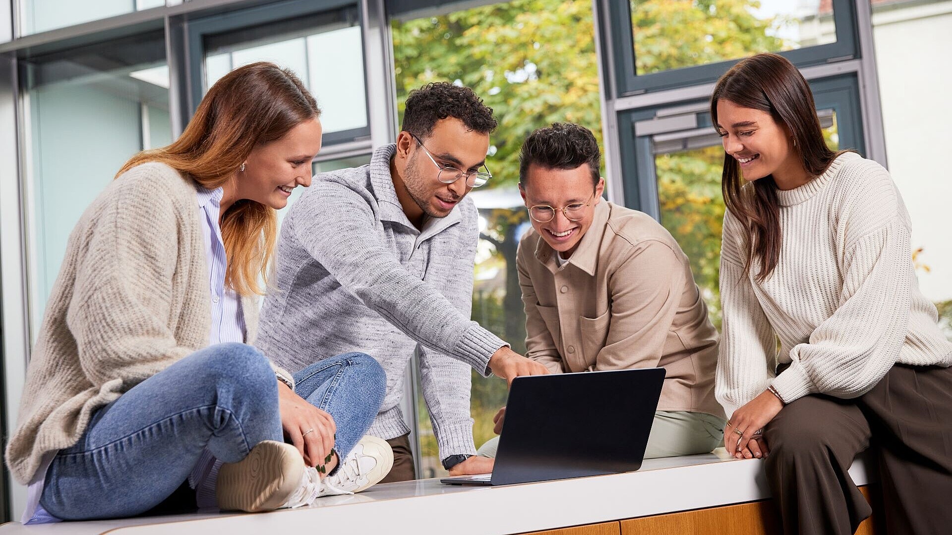 Studierende im International Business Studium besprechen ein Projekt