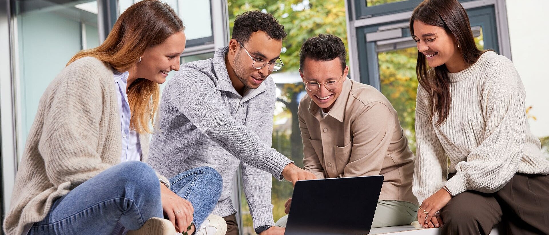 Studierende im International Business Studium besprechen ein Projekt
