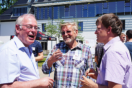 Drei Alumnis unterhalten sich