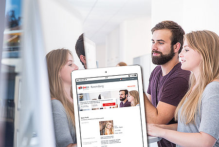 Studentin und Student arbeiten gemeinsam, im Vordergrund ein iPad auf dem die Website der DHBW zu sehen ist