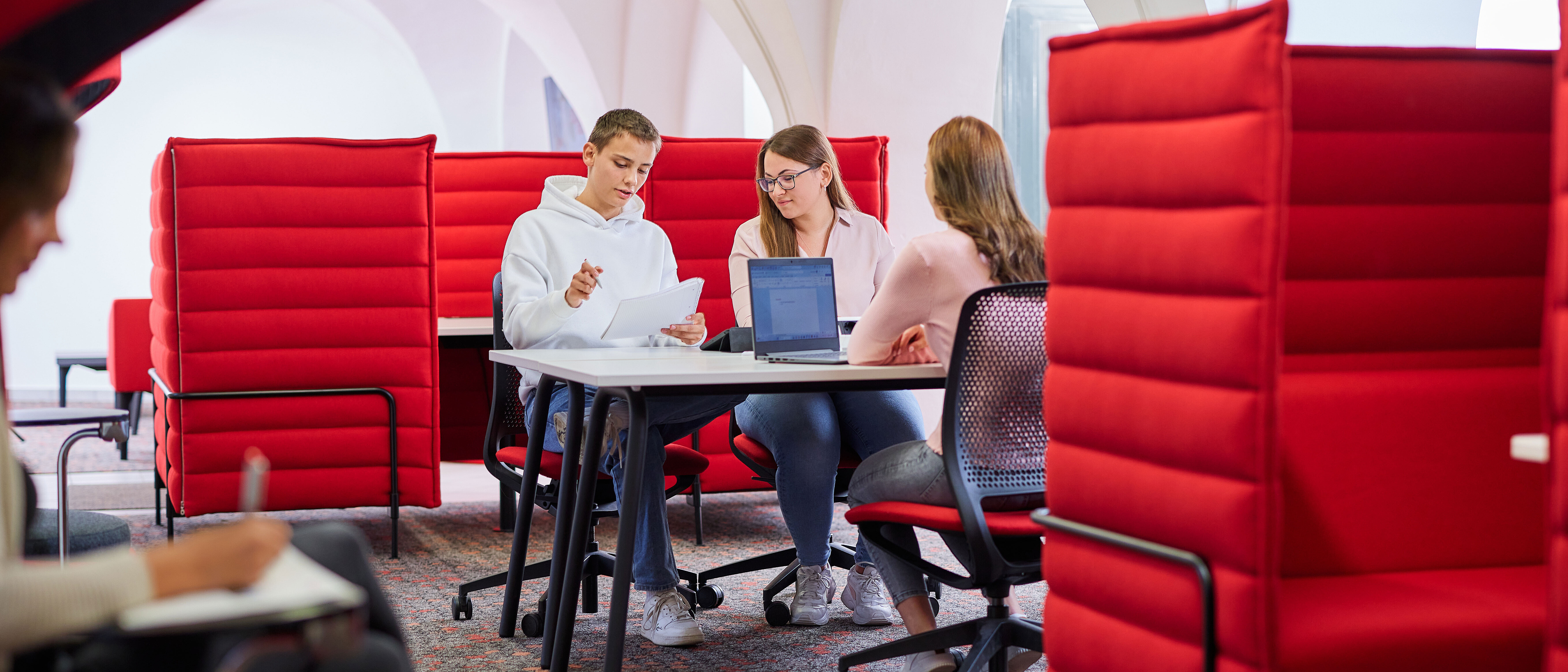 Studierende von Digital Business Management besprechen ein studentisches Projekt