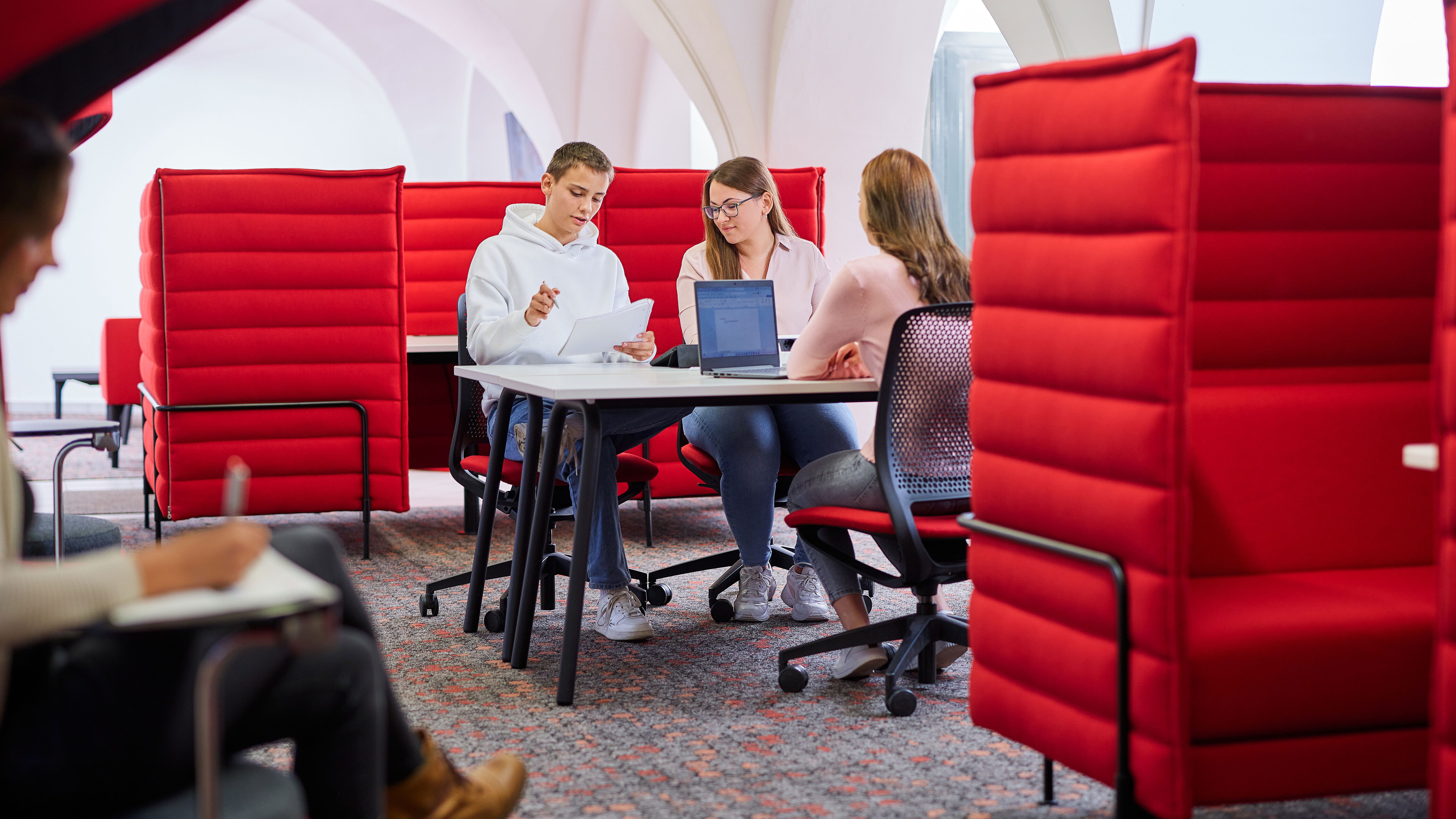 Studierende von Digital Business Management besprechen ein studentisches Projekt