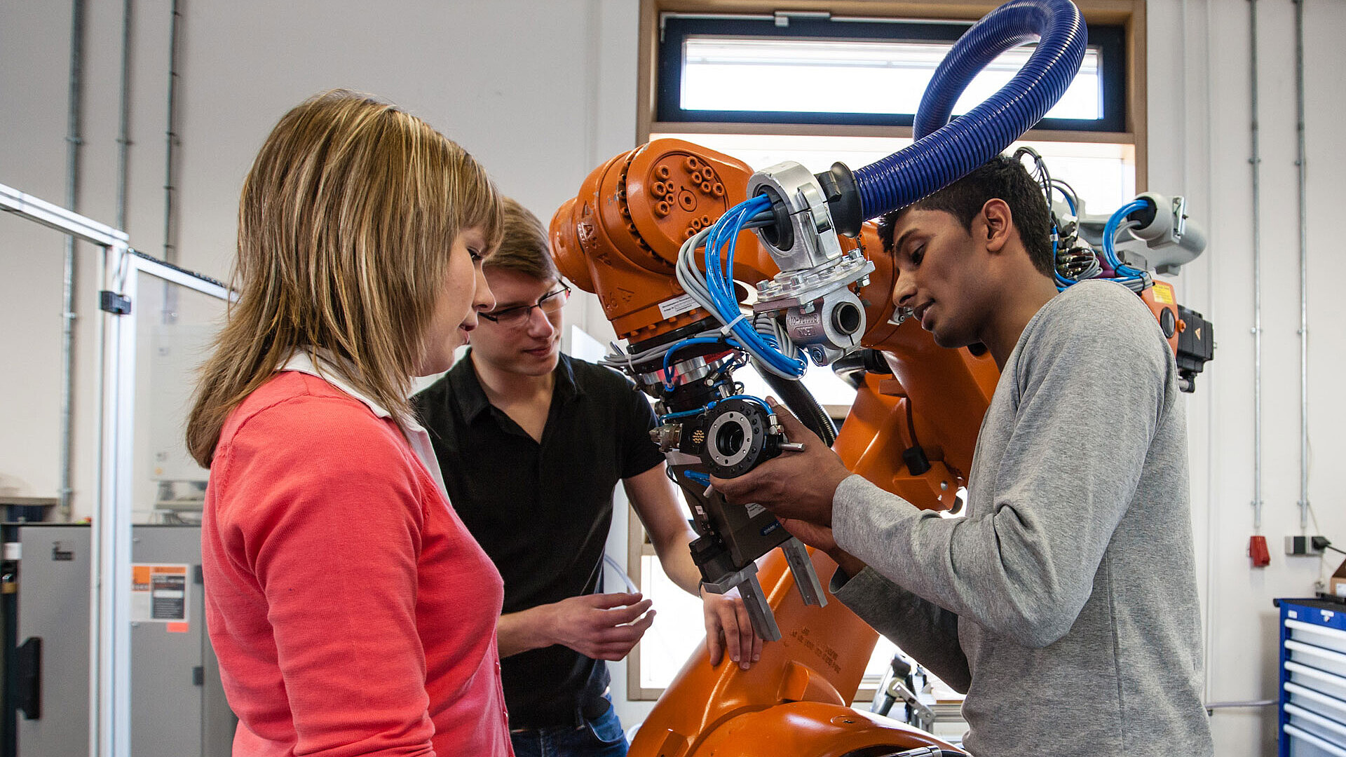 Studierende im Konstruktionstechnik-Studium konstruieren einen Roboter