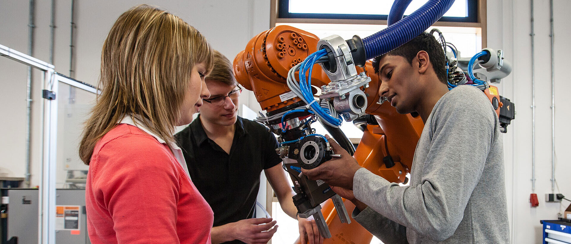 Studierende im Konstruktionstechnik-Studium konstruieren einen Roboter