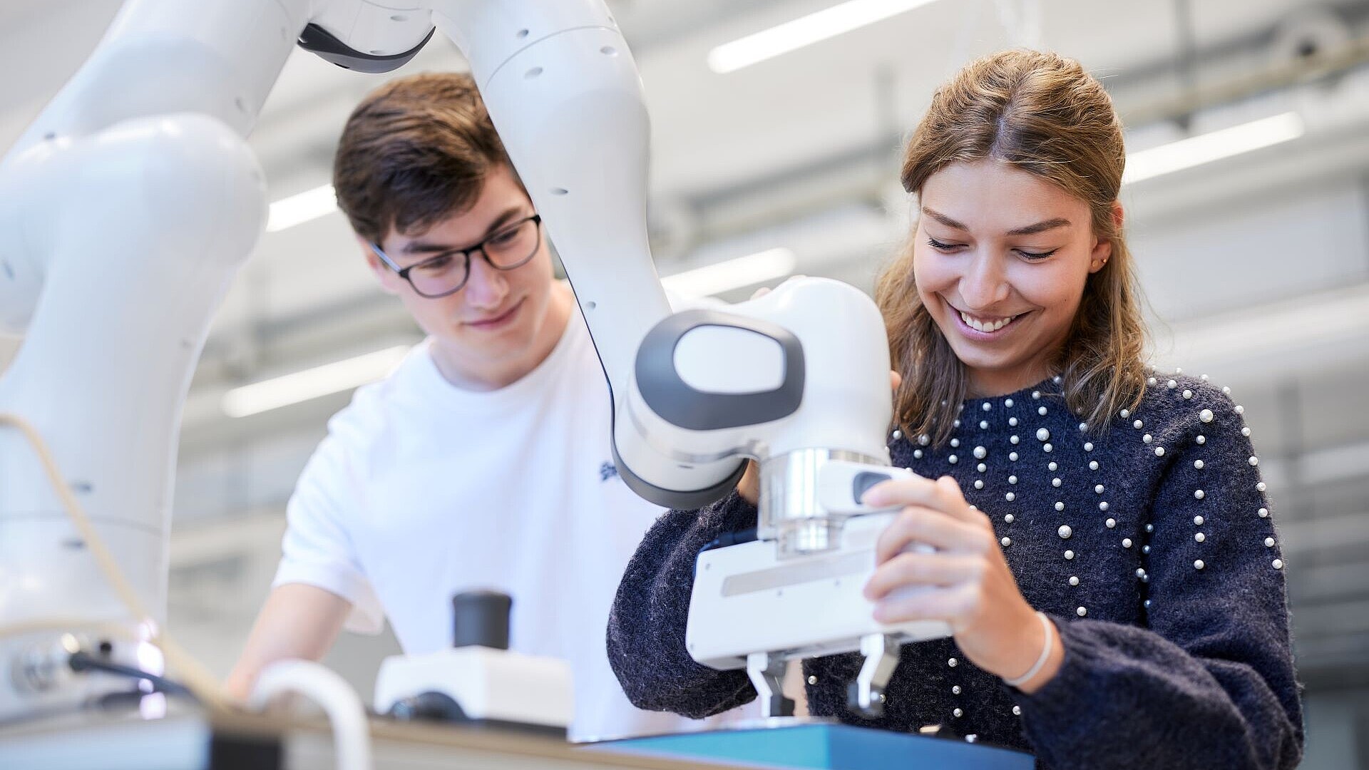 Zwei Studierende im dualen Studium Maschinenbau arbeiten im Labor