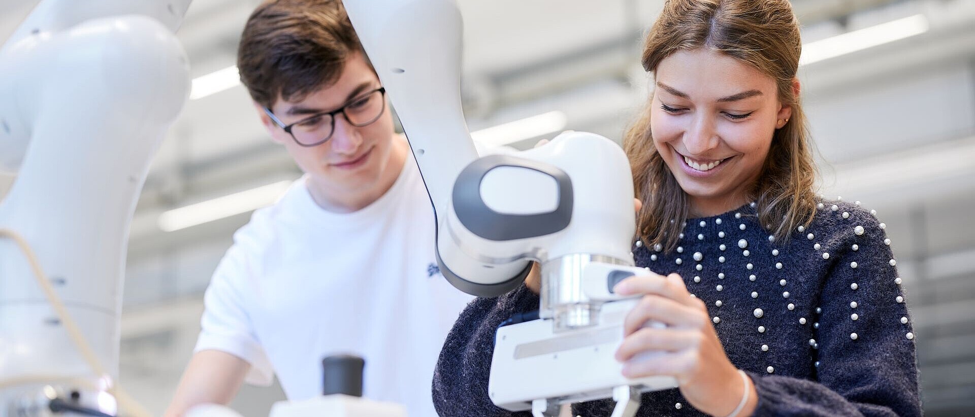 Zwei Studierende im dualen Studium Maschinenbau arbeiten im Labor