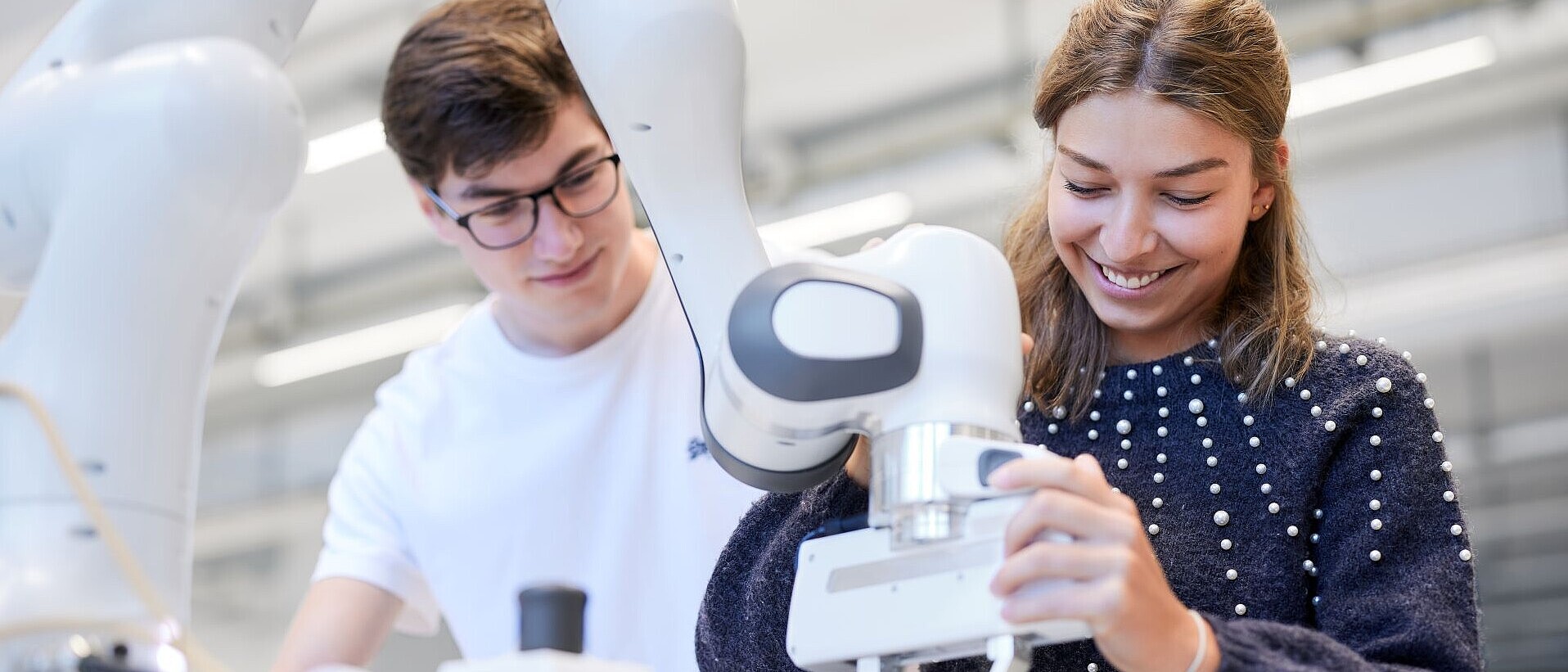 Zwei Studierende im dualen Studium Maschinenbau arbeiten im Labor