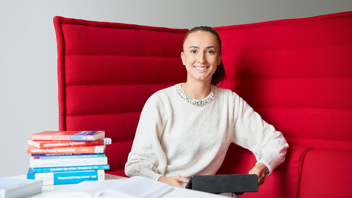 Eine Studentin beim Lernen in einer Arbeitskoje.