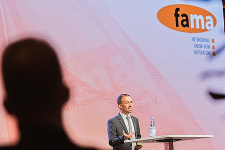 Professor Thomas Bauer hält eine Rede