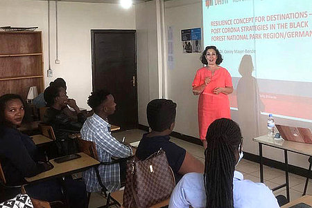 Prof. Dr. Conny Mayer-Bonde bei einer Vorlesung in Ruanda.