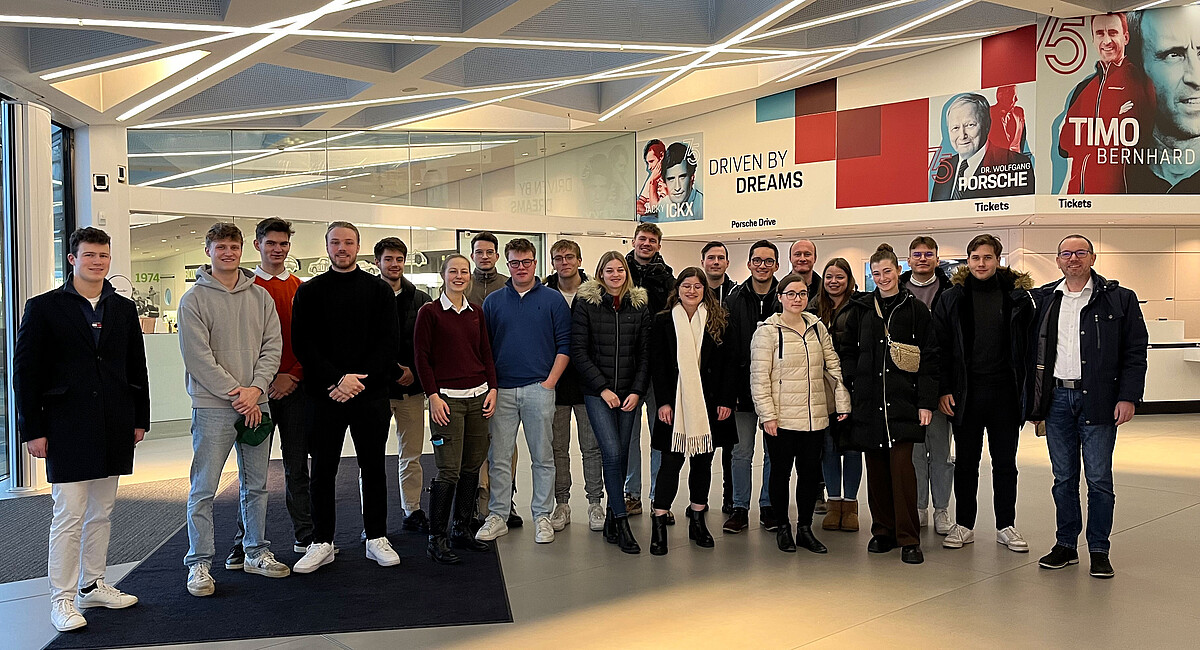 Medienmanagement Studierende bei Porsche