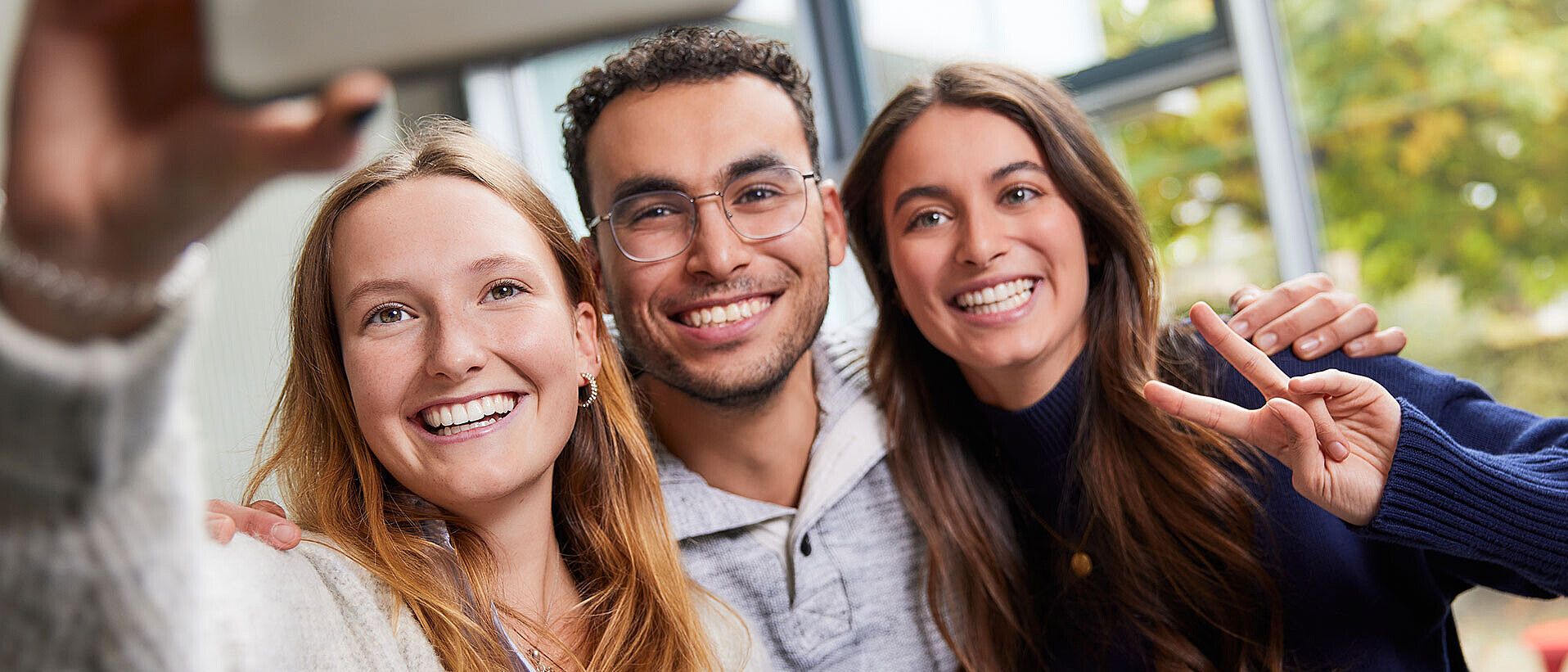 Studierende im Medienmanagement Studium, die ein Selfie machen