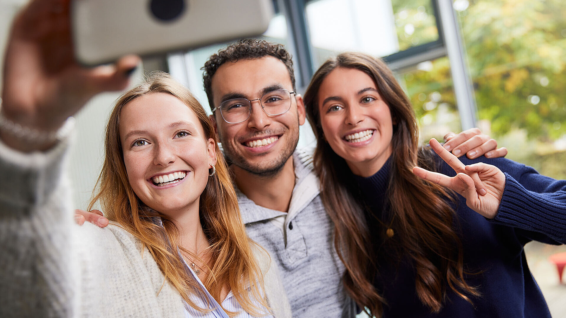 Studierende im Medienmanagement Studium, die ein Selfie machen
