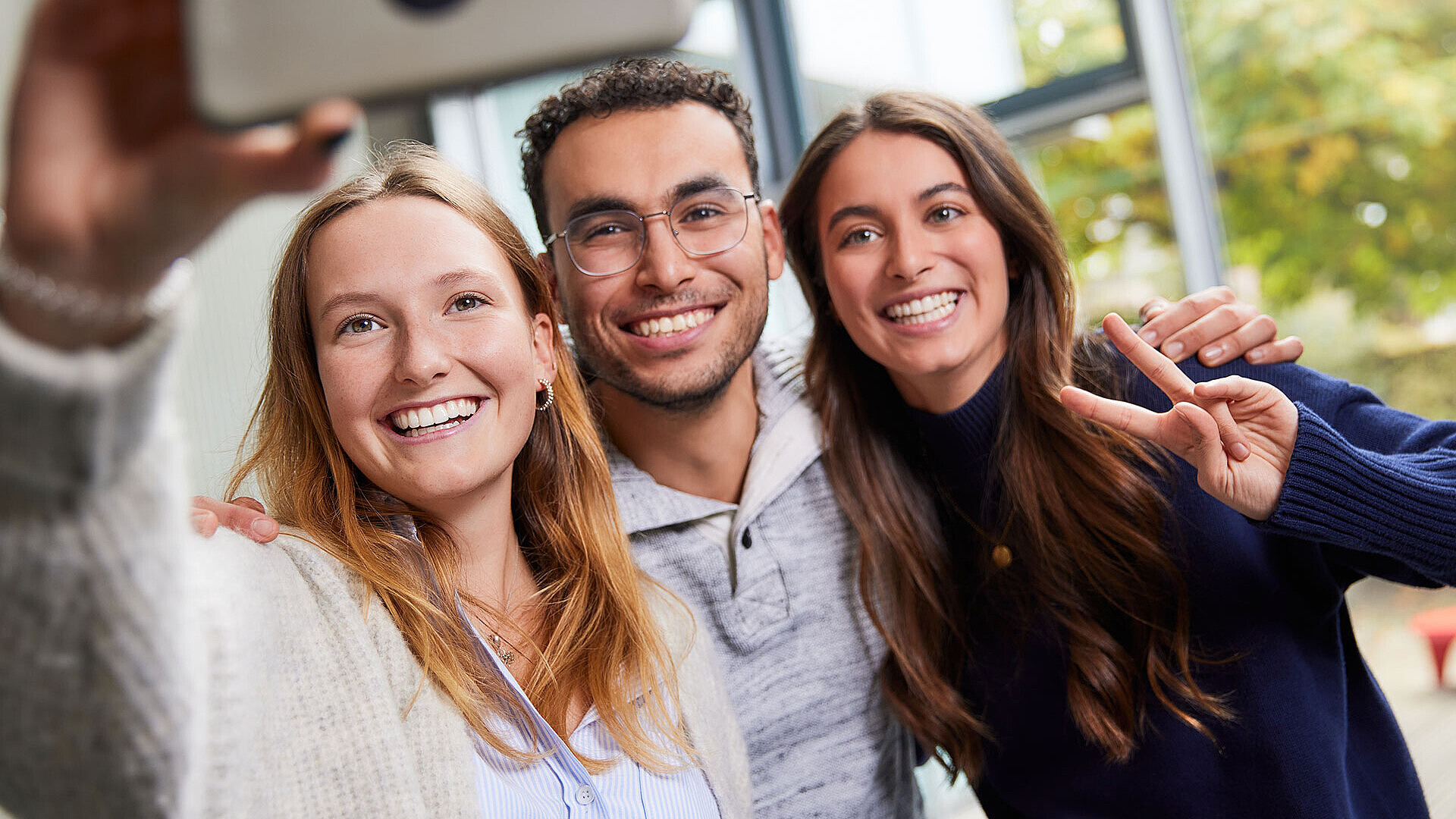 Studierende Medienmanagement machen ein Selfie