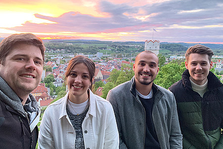 Teamfoto von Studierenden mit Aussicht auf die Stadt Ravensburg