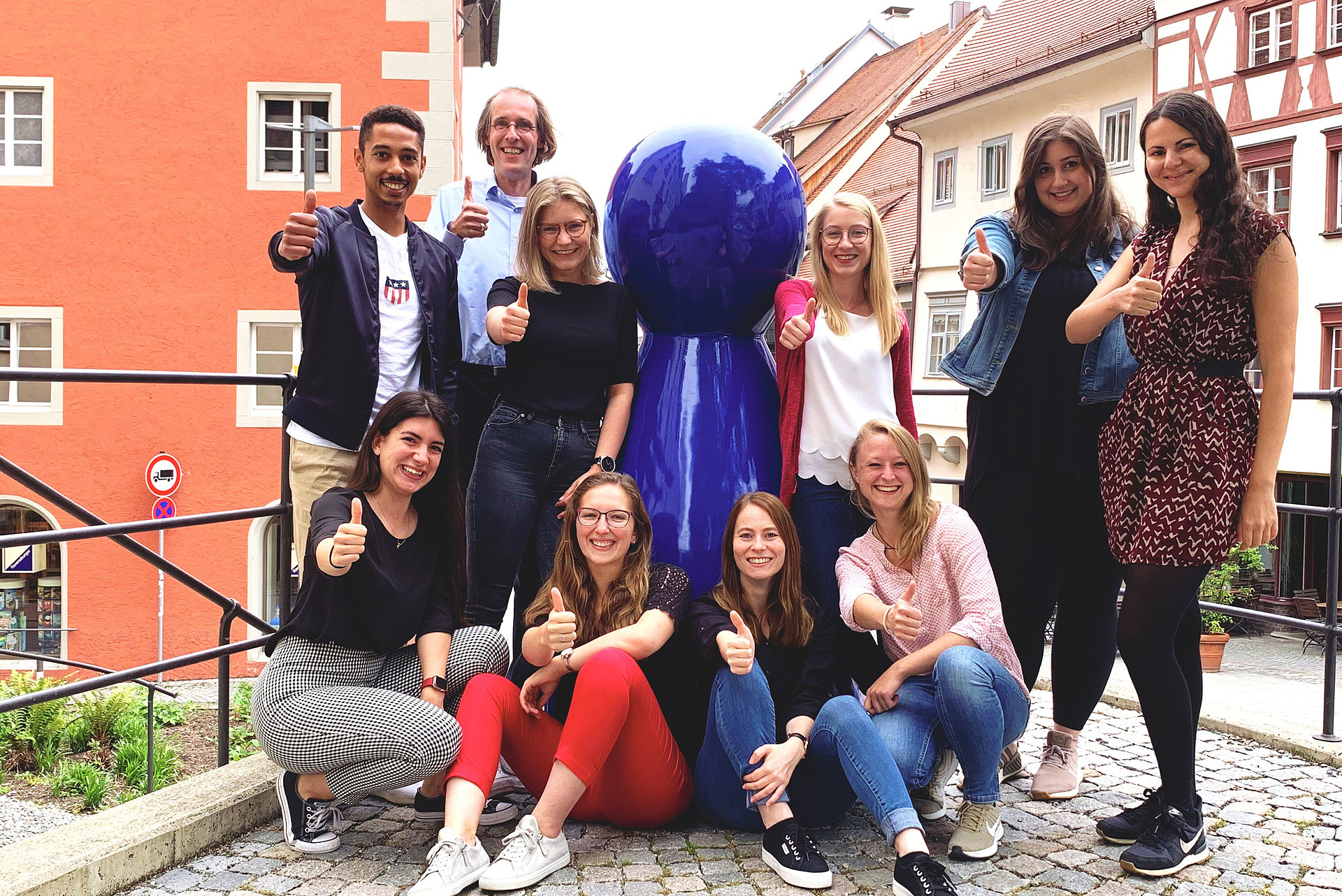 IB-Studierende der Marketingvertiefung mit Prof. Dobbelstein neben einer blauen, menschgroßen Spielfigur