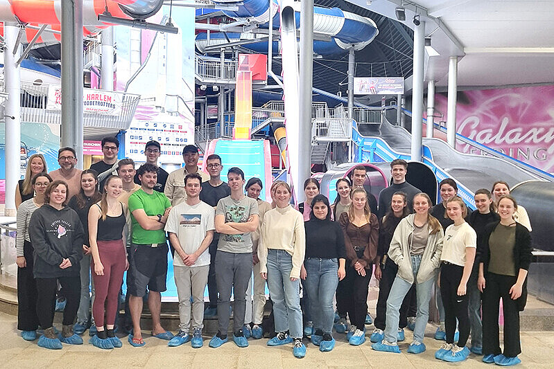 Studierende Freizeitwirtschaft in der Therme Erding