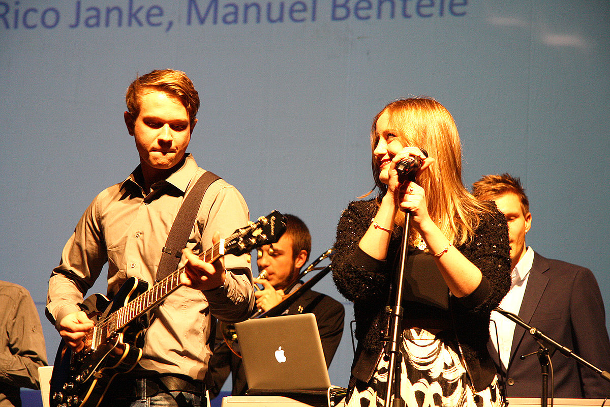Studierende musizieren in einer Band