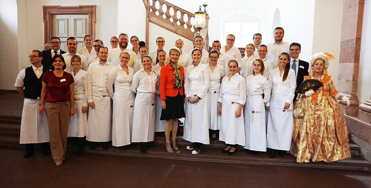 Gruppenbild der Teilnehmenden des Genussgipfels in Kochkleidung