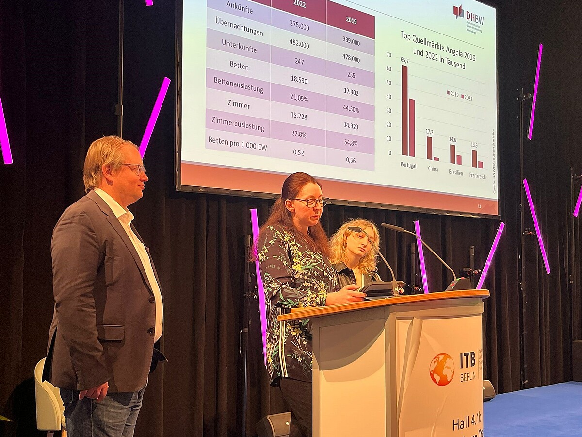 Studierende und Professor bei einem Vortrag auf der ITB