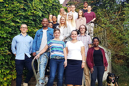 Gruppenbild Industrie-Kurs mit Prof. Dobbelstein auf einer Treppe