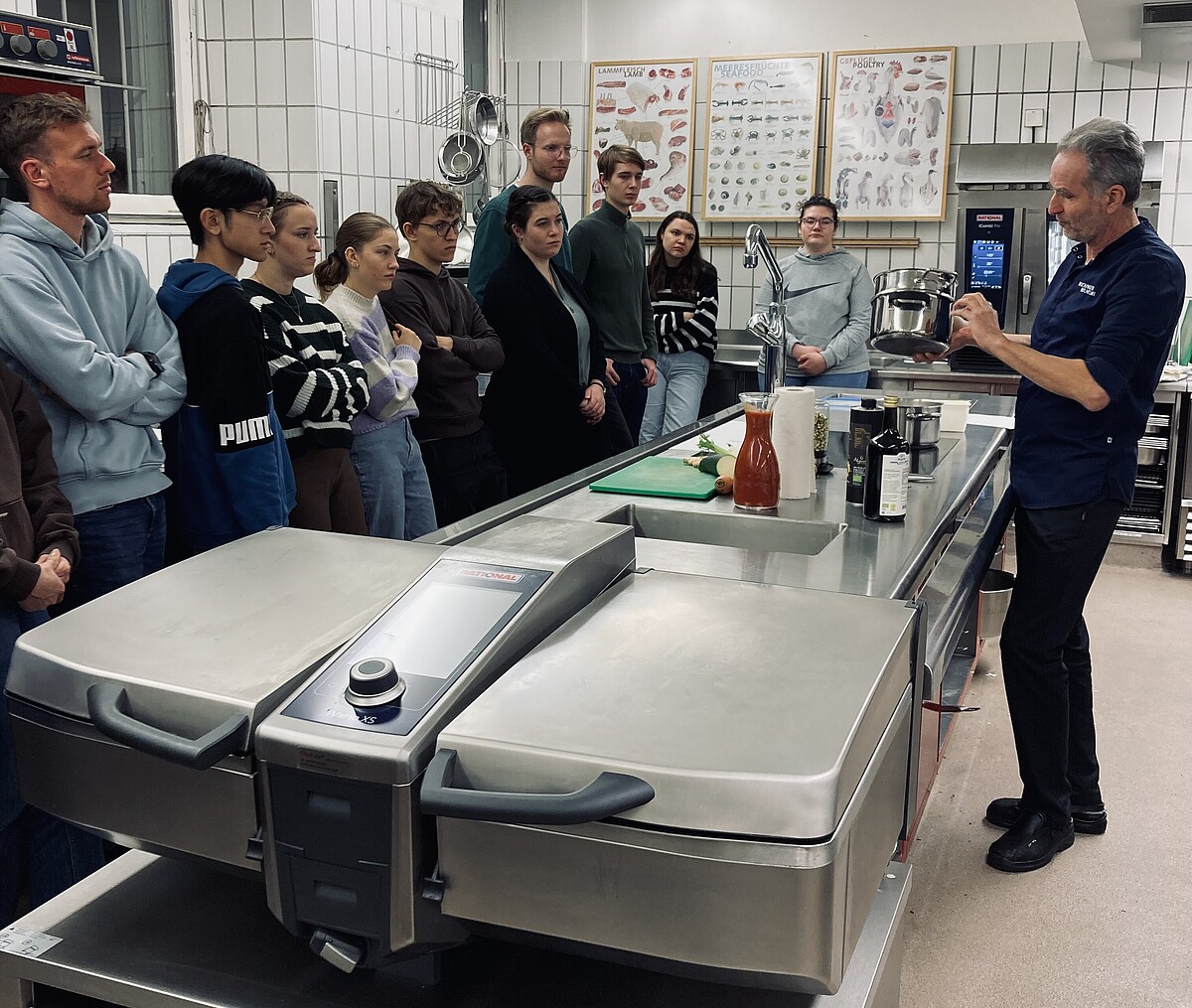 Studierende im Tourismusmanagement Studium arbeiten an einem Projekt