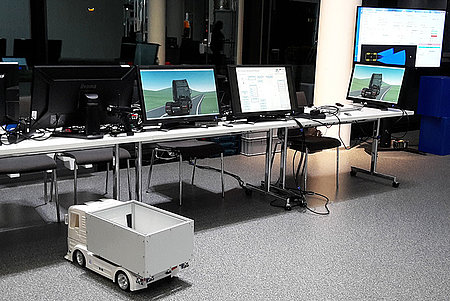 Mehrere Bildschirme auf einem Tisch