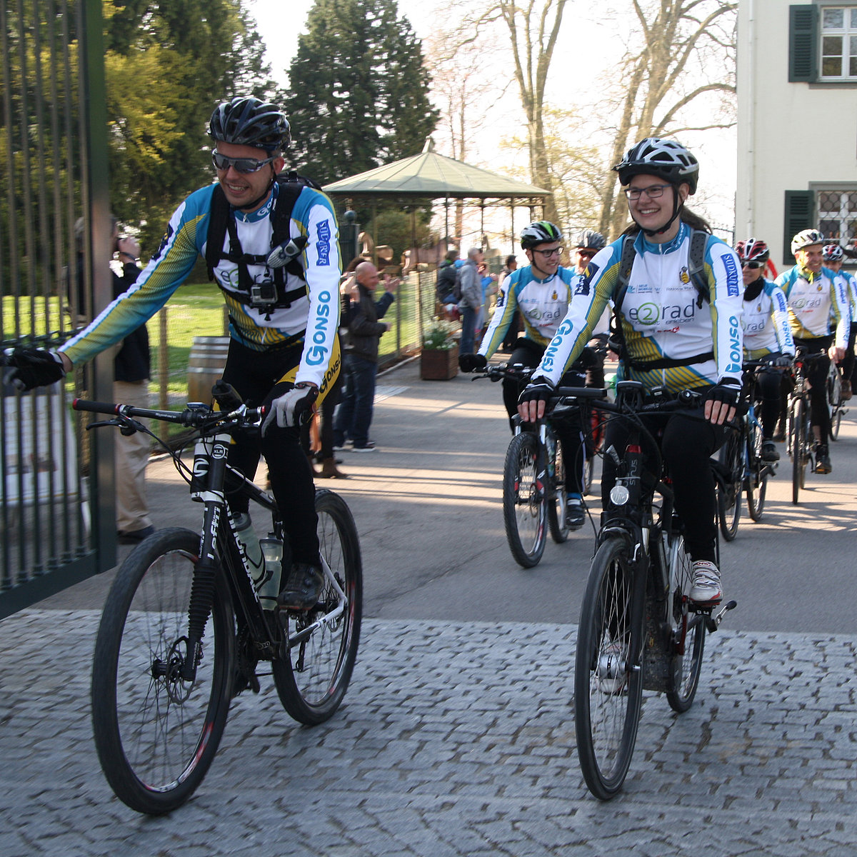 Studierende von E2rad auf dem Elektrofahrrad