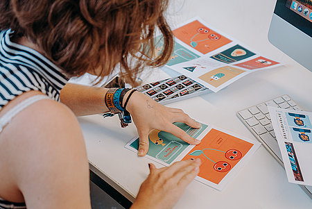 Studentin faltet bunte Flyer