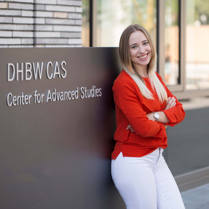 Mastertudentin vor dem CAS Gebäude