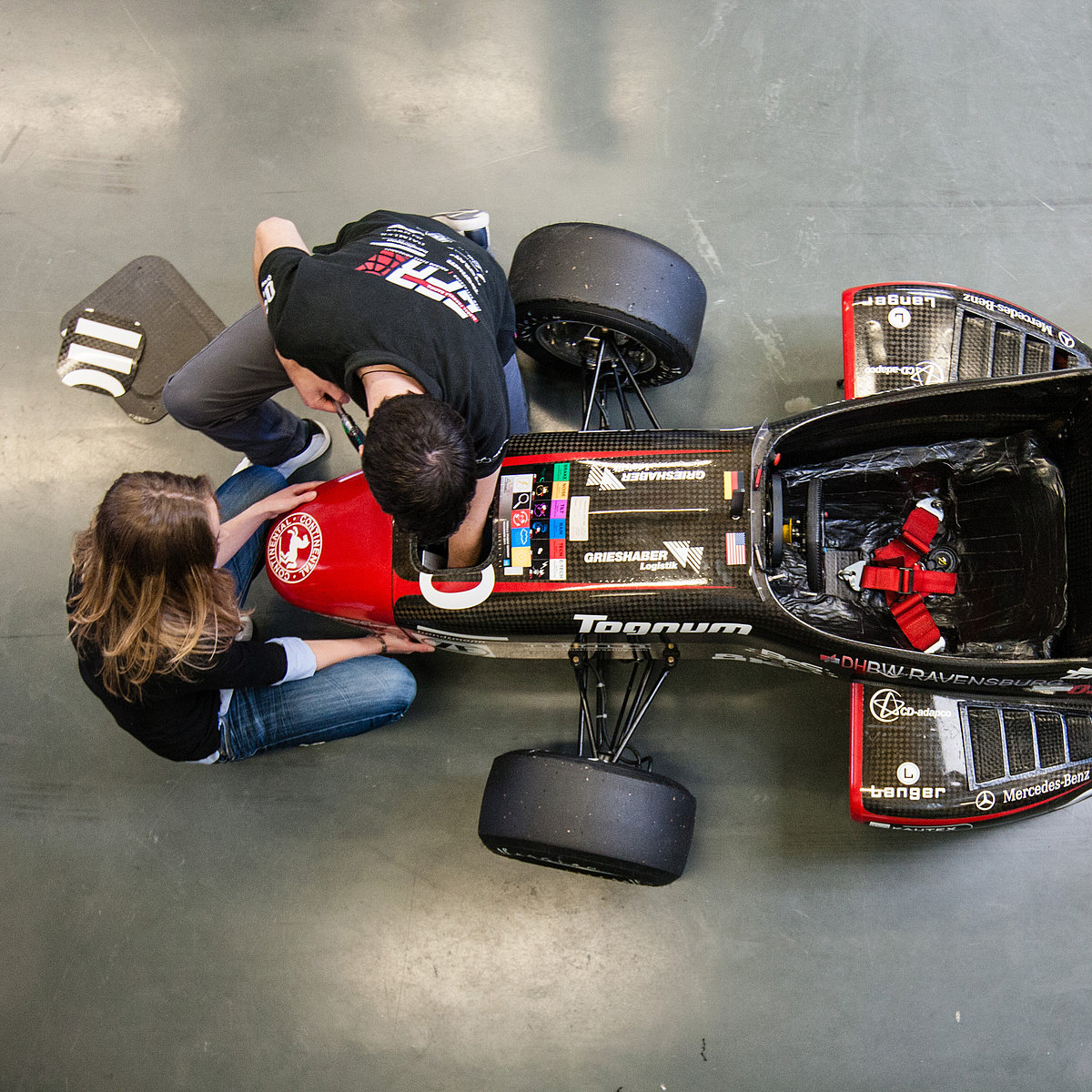 Studierende bauen einen Rennwagen