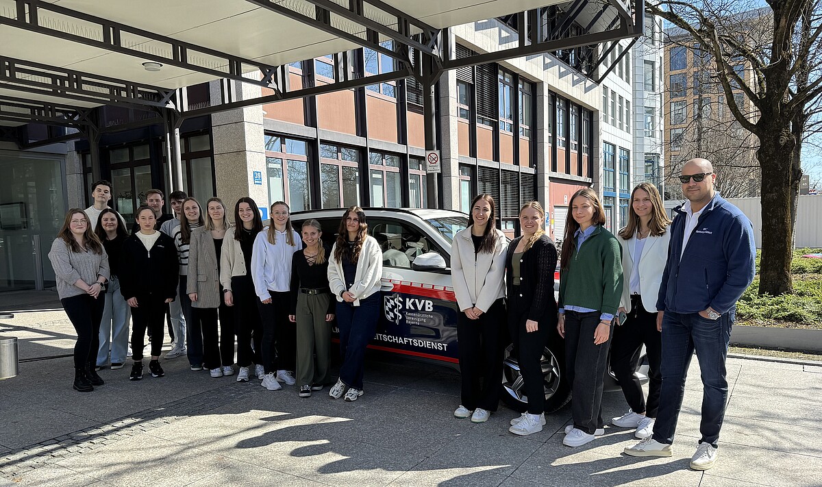 Studierende im Gesundheitsmanagement Studium beim Besuch der Kassenärztlichen Vereinigung Bayern
