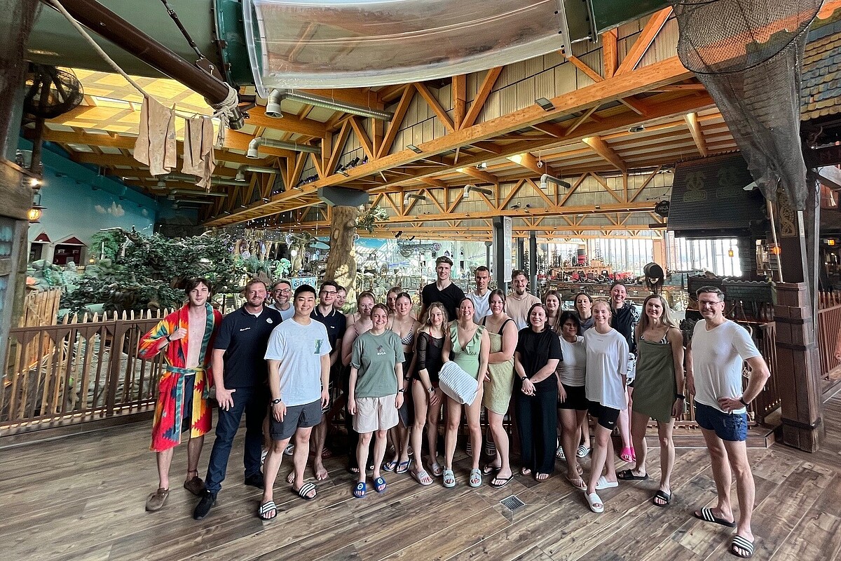 Studierende im Tourismusmanagement Studium auf einer Exkursion in den Europapark